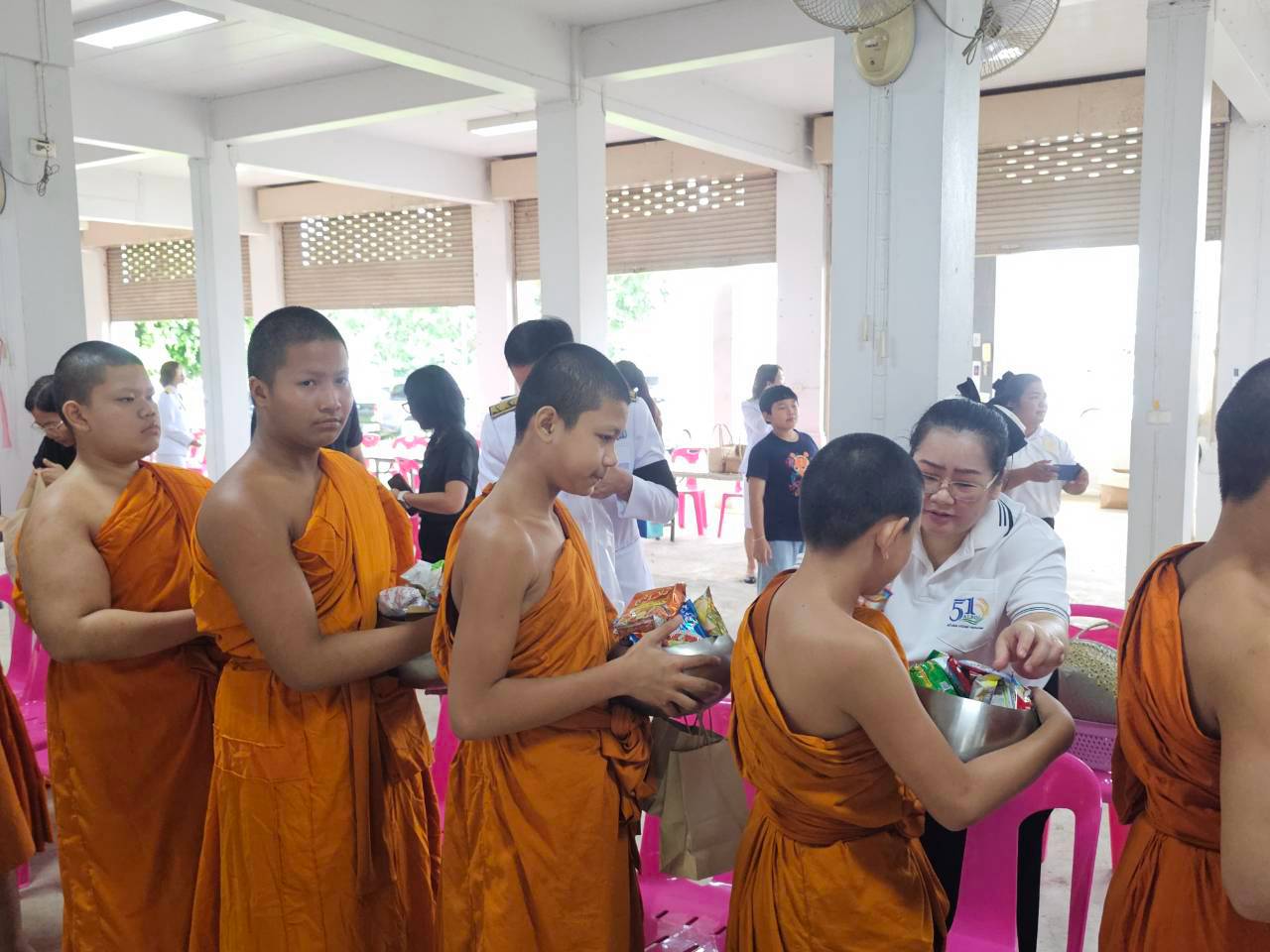 title - ส.ป.ก.แพร่ ร่วมพิธีทำบุญตักบาตรถวายพระราชกุศลและวางพวงมาลา  เนื่องในวันนวมินทรมหาราช 13 ตุลาคม 2569